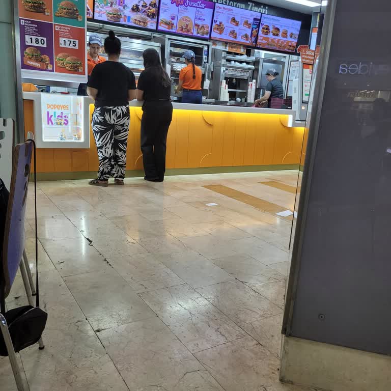 Popeyes şubesinde çalışanla yaşanan saygısız tutum