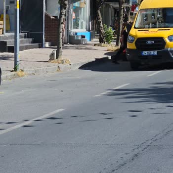 Nurtepe'de DHL Araçları Yolda Park Ederek Trafiği Aksatıyor