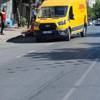 Nurtepe'de DHL Araçları Yolda Park Ederek Trafiği Aksatıyor