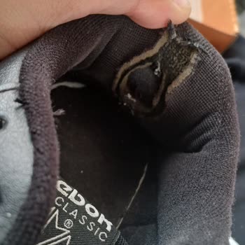 Reebok Classic Ayakkabım Kısa Sürede Yırtıldı Ve Boya Sızdırdı, Ürün Ayıplı
