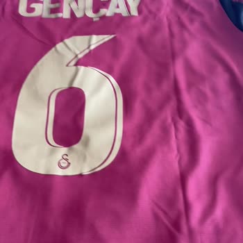 GS Store Formalarında Sponsor Baskısı Ve Beden Tutarsızlığı