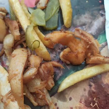 Metro Garden AVM’de Bereket Döner Şubesinde Bayat Tavuk Döneri Ve Sağlık Riski