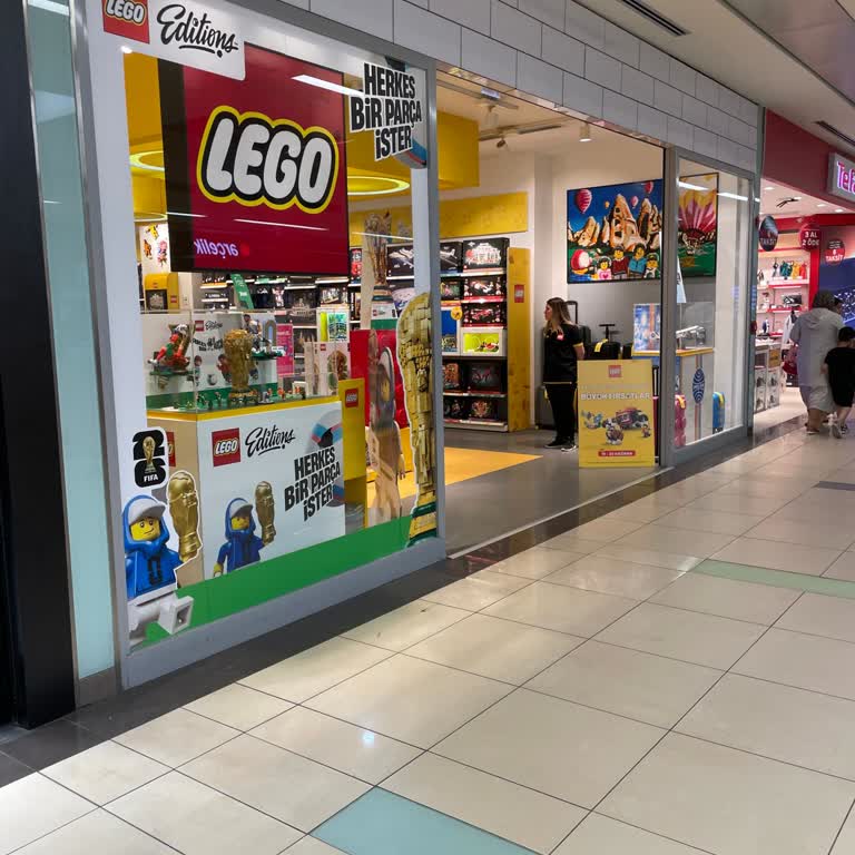 İçeceği Atacak Çöp Kovası Olmayan Lego Mağazası Girişi Müşteri Memnuniyetini Zedeliyor