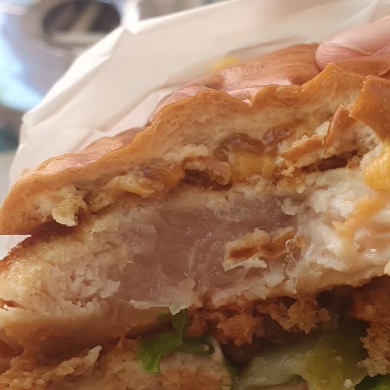 Çiğ Tavuk Burgeri Sağlık Riskine Ve Mağduriyete Neden Oldu