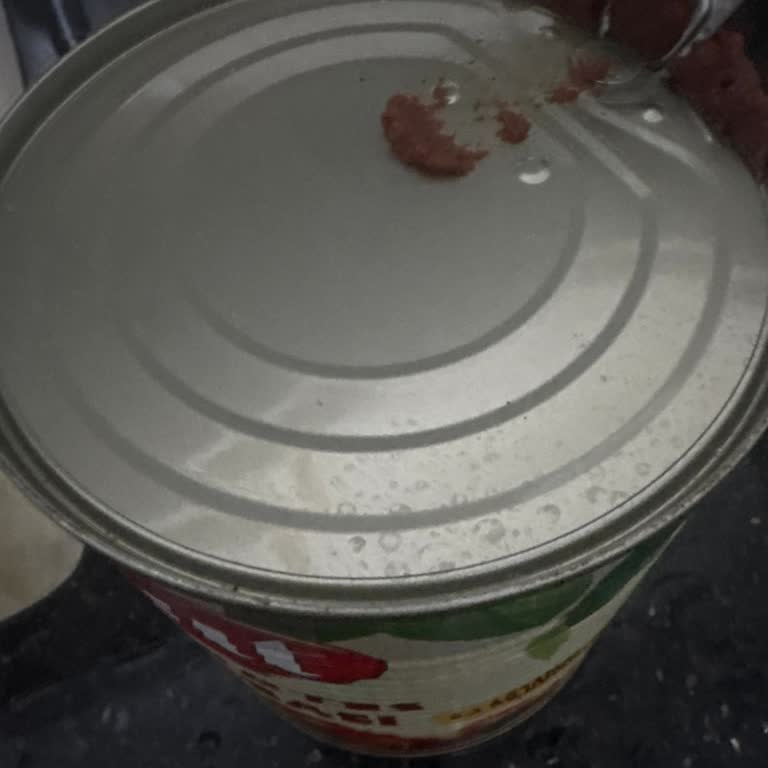 Domates Salçası Konservesi Açıldığında Fışkırdı, Şiddetli Ishal Yaptı