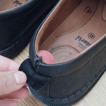 Kırık Kargo Kutusu Ve Yırtık Ayakkabı