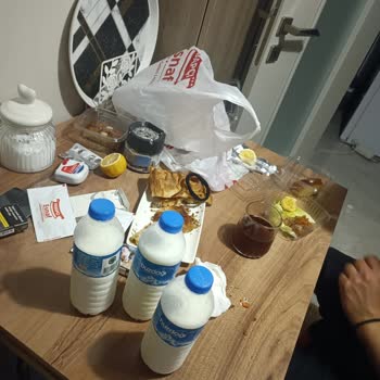 Tel İçeren Tatlı Ve Kullanılmış Su Şişeli Ayranla Hijyen İhlali