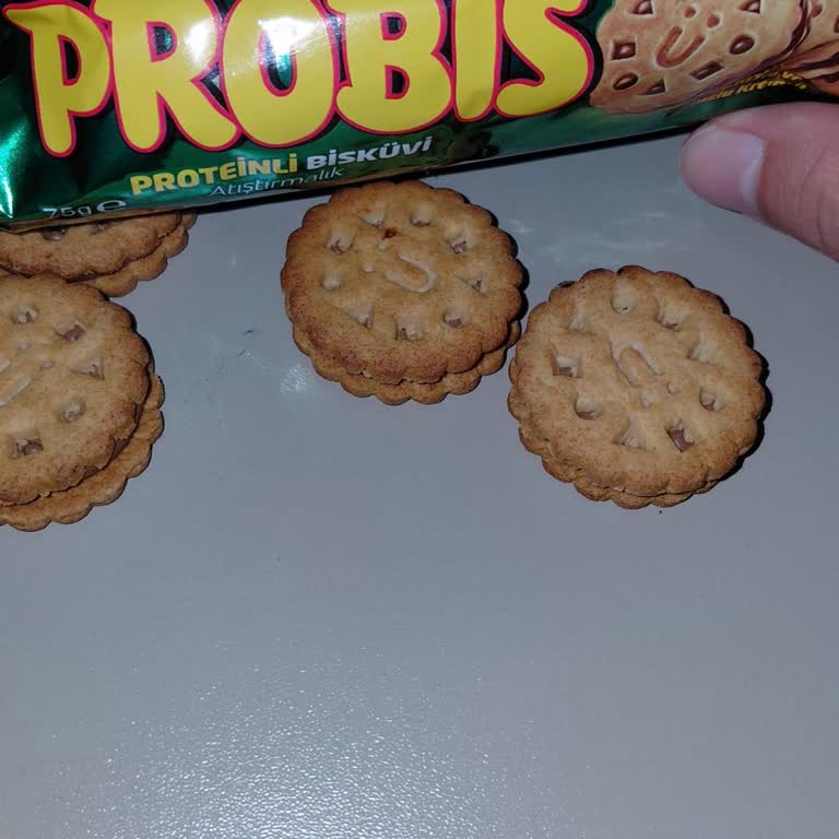 Probis Bisküvi Paketinde Kırmızı Sıvı Ve Acı Tat
