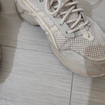 Asics Gel‑1090v2 Presenta Grietas y Agujeros tras 24 Meses de Uso