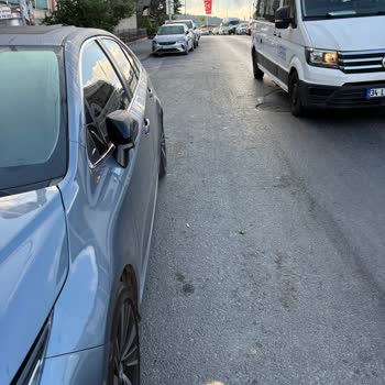 Durak Önüne Park Edilen Araç Yolcuların Güvenliğini Tehlikeye Atıyor