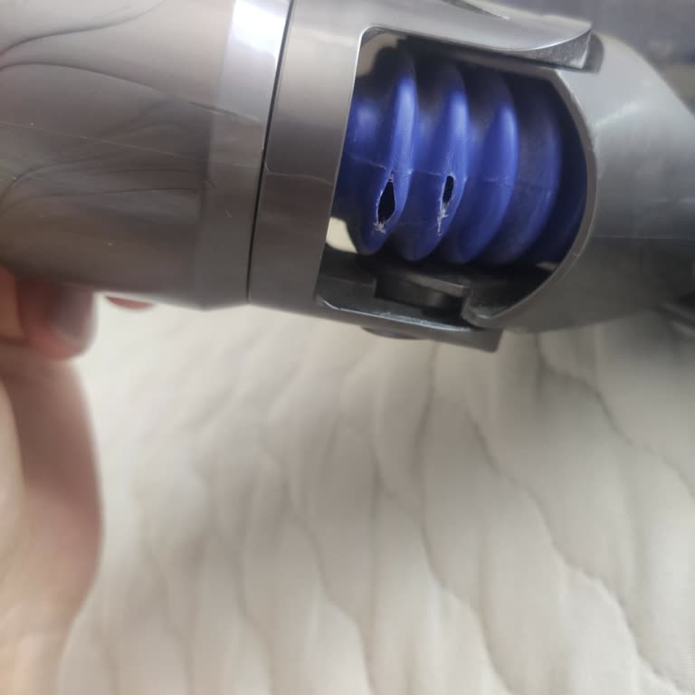 Dyson V15 Sert Zemin Başlığının Borusundaki Çatlak İçin Ücretsiz Değişim İstiyorum