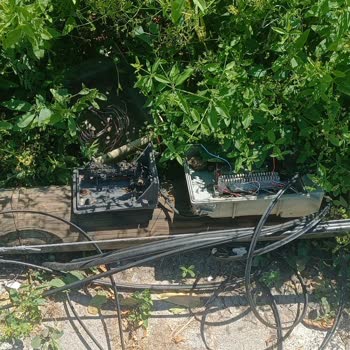 Kırılan Telekom Kabloları Nedeniyle 15 Gün Süreyle İnternet Kesintisi Ve Sokakta Tehlikeli Durum