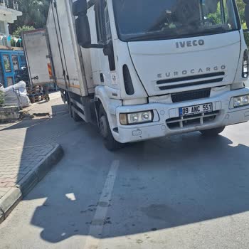 Kuşadası A101 Şubesinde Kamyon Yükleme Sırasında Yaya Kaldırımı Ve Karayolu Kapalı