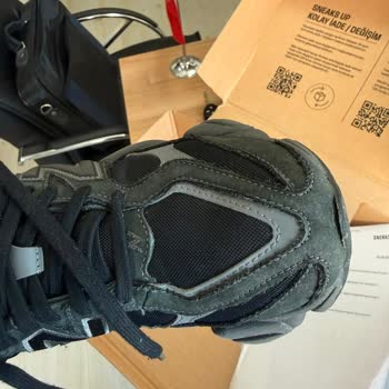 Yeni Balance 9060 Ayakkabısında Dikiş Açılması Ve Renk Bozulmasıyla Hayal Kırıklığı