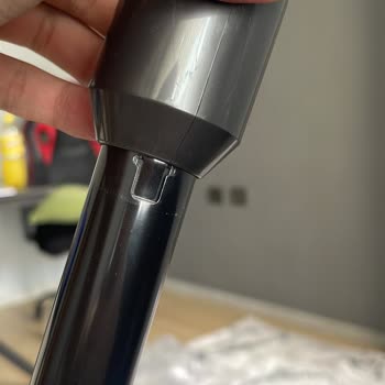 Dyson V12 Hortumu Normal Kullanımda Kırıldı, Ücretsiz Parça Değişimi Talebi