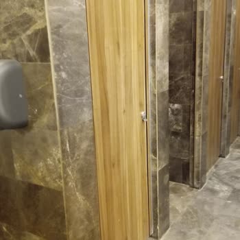 Bursa Sur Yapı AVM Erkek Tuvaletinde Hijyen Ve Temizlik Eksikliği