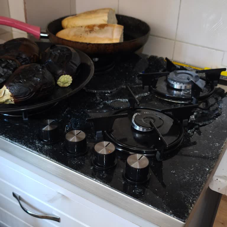 Gosso Set Üstü Ocağın Camı Patladı, Servis Yaklaşımı Sorumsuz