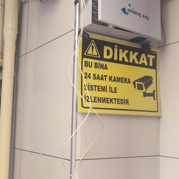 TurkNet'in Düzensiz Kablolama Ve İnternet Kutusu Apartman Girişinde Estetik Ve Güvenlik Sorunu