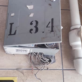 TurkNet'in Düzensiz Kablolama Ve İnternet Kutusu Apartman Girişinde Estetik Ve Güvenlik Sorunu