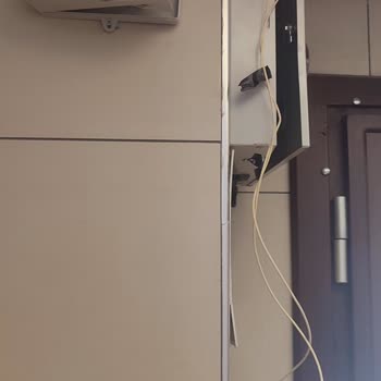 TurkNet'in Düzensiz Kablolama Ve İnternet Kutusu Apartman Girişinde Estetik Ve Güvenlik Sorunu