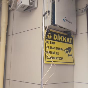 TurkNet'in Düzensiz Kablolama Ve İnternet Kutusu Apartman Girişinde Estetik Ve Güvenlik Sorunu