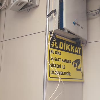 TurkNet'in Düzensiz Kablolama Ve İnternet Kutusu Apartman Girişinde Estetik Ve Güvenlik Sorunu