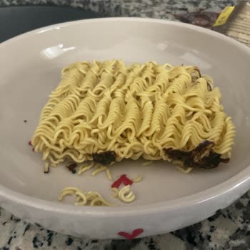 Patlamış Soya Sosu Paketi Noodle’ı Tüketilemez Kıldı