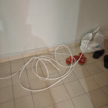 Kablolar Duvara Sabitlenmedi Ve Evde Güvenlik Riski Oluştu