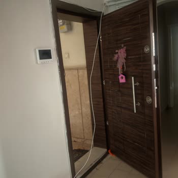 Kablolar Duvara Sabitlenmedi Ve Evde Güvenlik Riski Oluştu