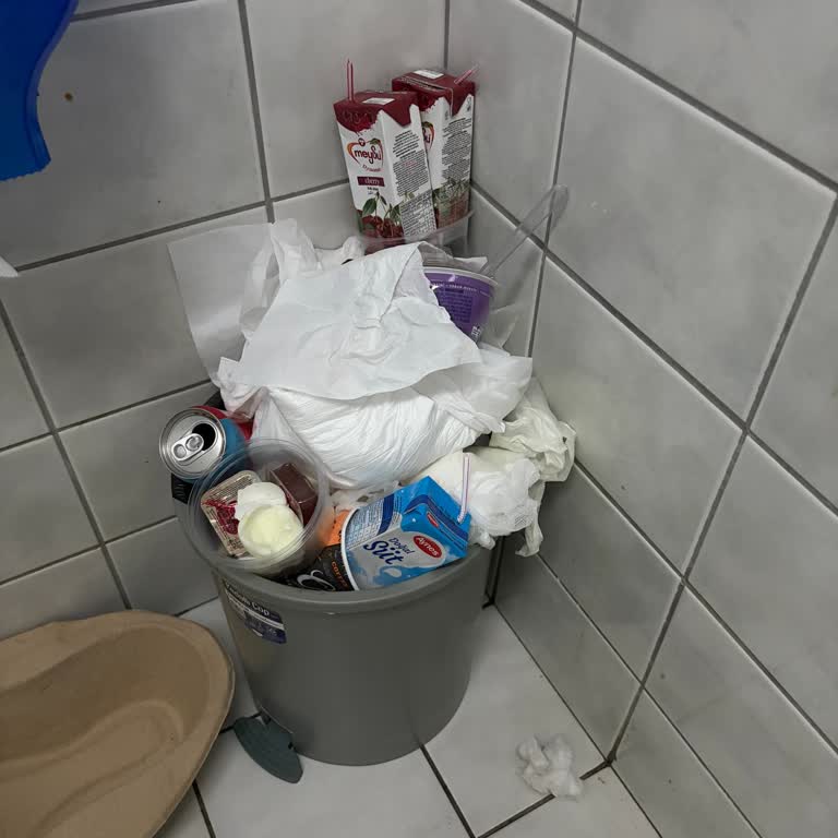 Çocuk Ameliyatı Beklerken Temizlik Personeli Ve Güvenlik Görevlisinin Hakaretli Davranışı