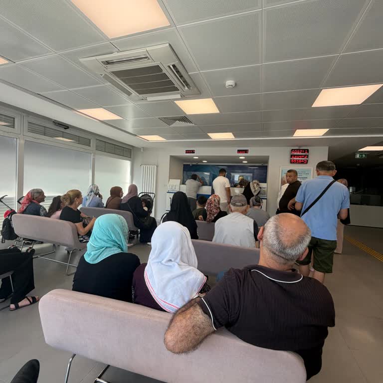 Halkbank Firuzköy Şubesinde Personel Eksikliği Ve Oturma Yetersizliği