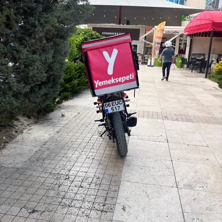 Yemeksepeti Kuryesinin Yaya Geçiş Alanına Park Etmesi Ve Güvenlik Personeline Tehditkar Tutumu