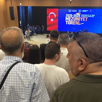 Mezuniyet Töreninde Kapasite Aşımı, Sahne Görememe Sorunu