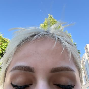 Melisa Diker Beauty Studio Sol Gözümü Tam Olarak Açamıyorum, Canım Acıyor