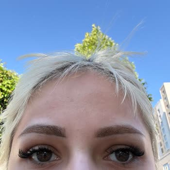 Melisa Diker Beauty Studio Sol Gözümü Tam Olarak Açamıyorum, Canım Acıyor