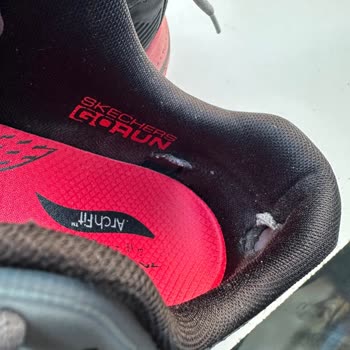 Skechers Ayakkabısının Topuk İç Astarında Hızlı Deformasyon Ve Değişim Talebi