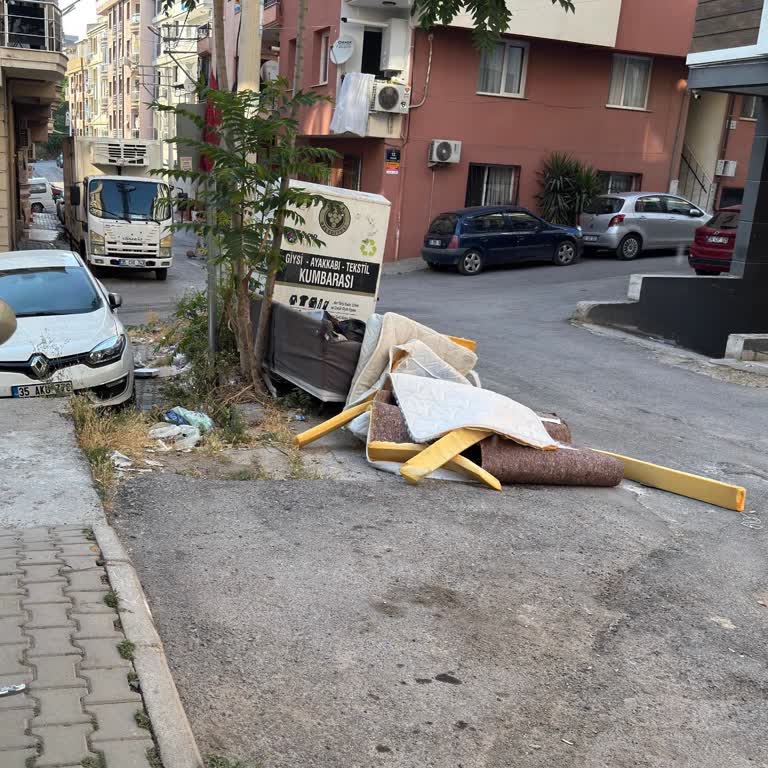 Buca’da Çöp Ve Büyük Eşyalar Temizlenmiyor, Belediyeden Çözüm Bekleniyor
