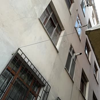 Havadan Çakılan Fiber Kablosu Tehlikeli Ve Hemen Yer Altına Çekilmesi Gerekiyor