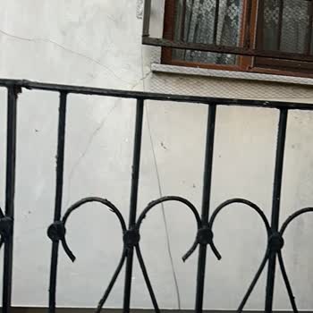 Havadan Çakılan Fiber Kablosu Tehlikeli Ve Hemen Yer Altına Çekilmesi Gerekiyor