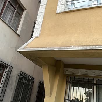 Havadan Çakılan Fiber Kablosu Tehlikeli Ve Hemen Yer Altına Çekilmesi Gerekiyor