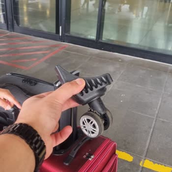 Stuttgart’da Kırılan Bavul Tekerleği İçin Anında Tazminat Talebi