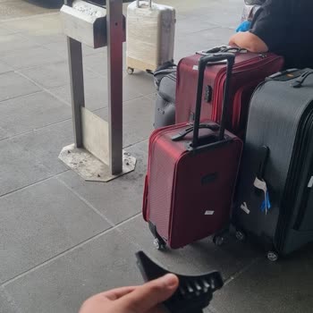 Stuttgart’da Kırılan Bavul Tekerleği İçin Anında Tazminat Talebi