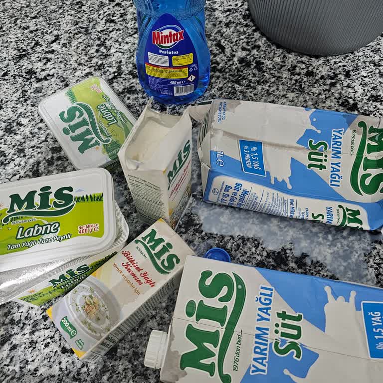 Açık Kapaklı Parlatıcı Süt Ürünlerini İslattı Ve Kullanılamaz Hale Getirdi