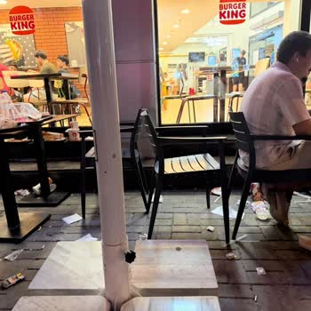 Gaziemir Burger King Dış Oturma Alanı Kirli Ve Hijyen Sorunu