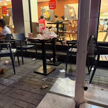 Gaziemir Burger King Dış Oturma Alanı Kirli Ve Hijyen Sorunu