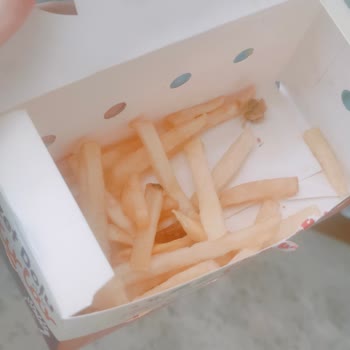 Popeyes Şubesinde Patates Kızartmasında Yeşil Sümüksü Madde Bulundu: Hijyen Endişesi