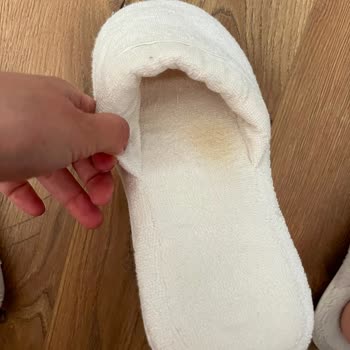 Bornoz Tipi Terlikte Sararma Ve 1 Yıllık Garanti Süresi Nedeniyle Değişim Talebi