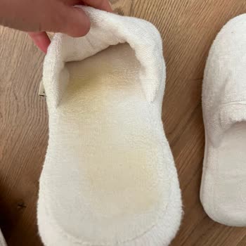 Bornoz Tipi Terlikte Sararma Ve 1 Yıllık Garanti Süresi Nedeniyle Değişim Talebi