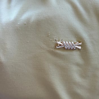 Metal Broş Paslanması Nedeniyle Bluzda Oluşan Leke Ve Ürün Değişim Talebi