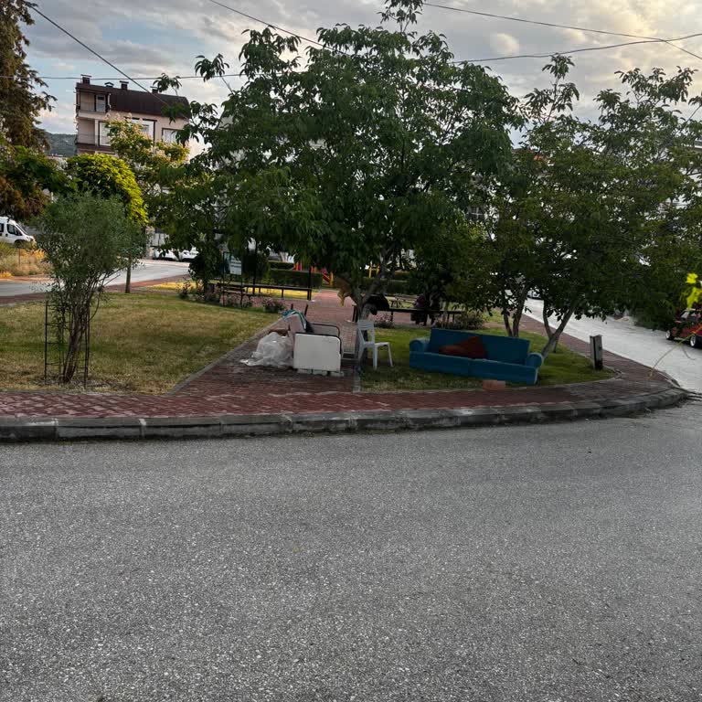 Parkta Bırakılan Koltuk Ve Kanepe Acilen Kaldırılmalı